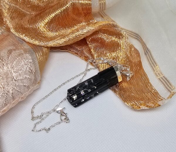 🖤 Moč Zemlje – Obesek iz črnega turmalina (večji, 4,5 cm) s srebrno verižico
