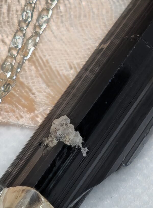Varuh Energije – Obesek iz črnega turmalina (daljši, 6,5 cm) s srebrno verižico - Image 4